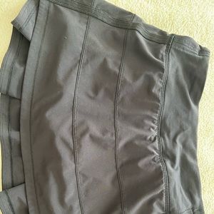 Lululemon pacesetter black skirt/skort in EUC sz 2